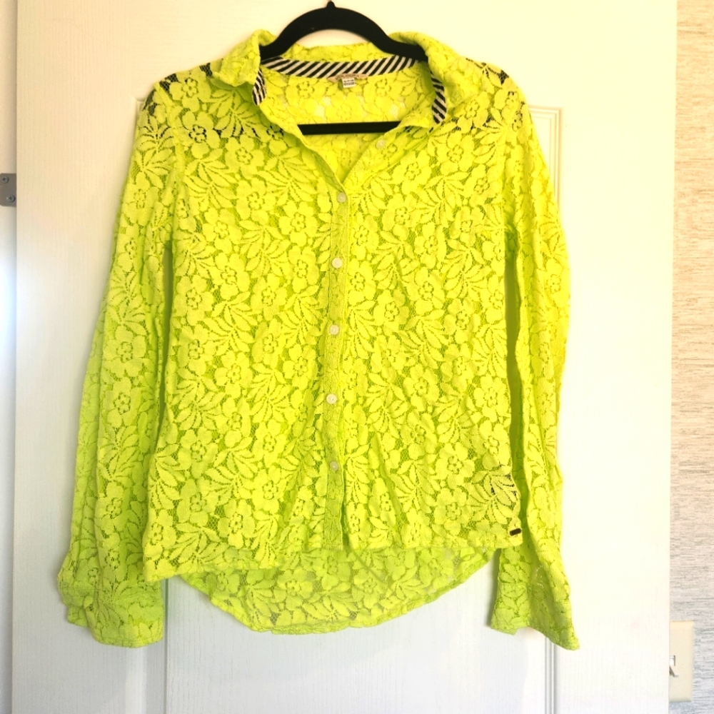 Volcom Womens shirt size S EUC